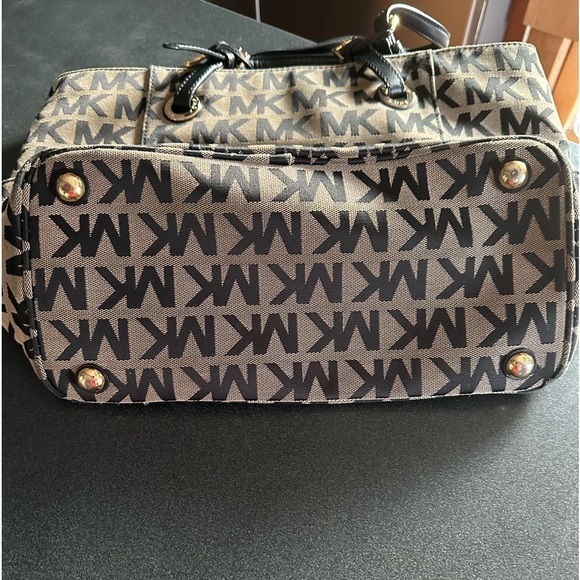 LIKE NEW AUTHENTIC MICHAEL KORS MONOGRAM Purse - Picture 6 of 10